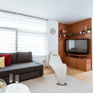 Two Bedroom Townhouse Within 10min Walk From Beach Apartment